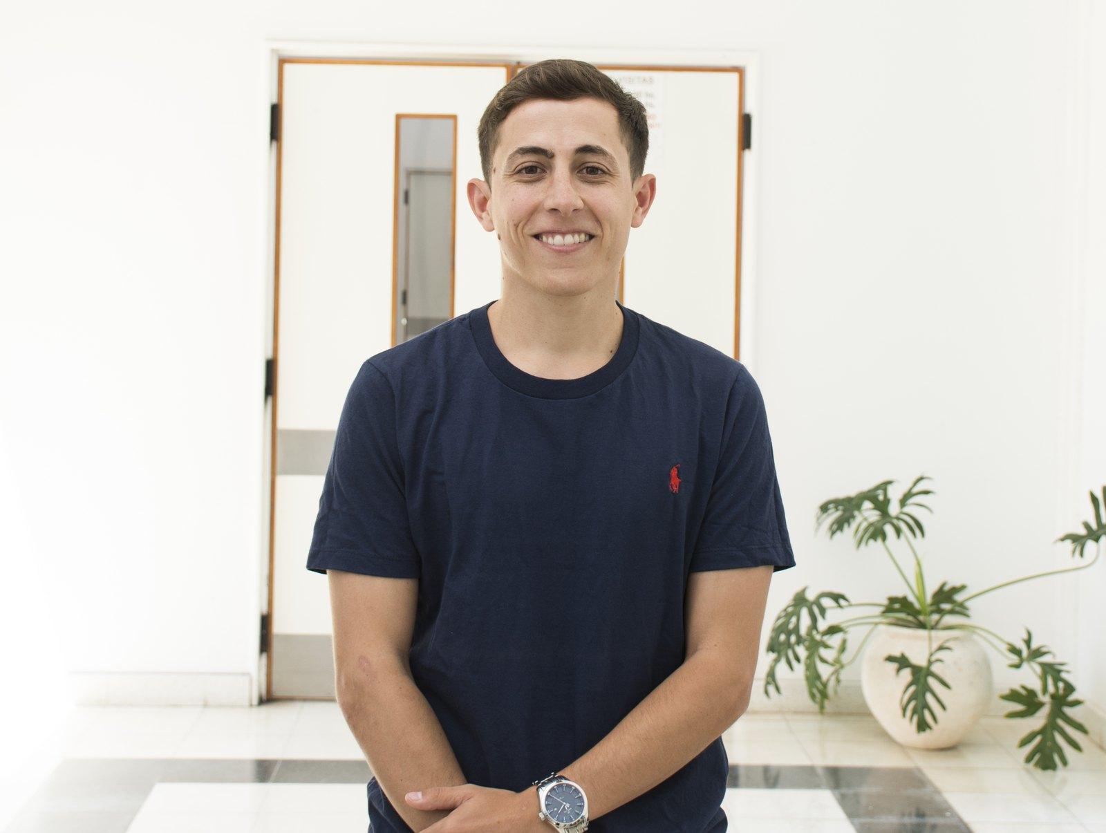 Andrés Turaglio de pie en un espacio luminoso