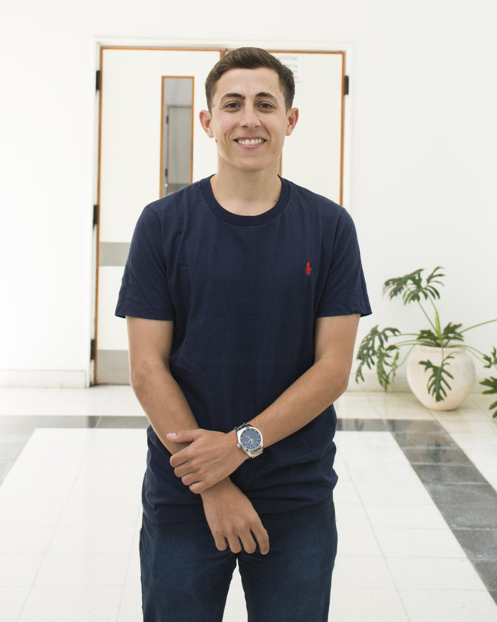 Andrés Turaglio, Licenciado en Psicología, sonriendo con los brazos cruzados